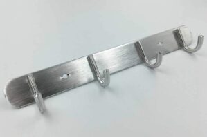 RM24 Aluminium-Wandhalterung mit 4 Haken 30 cm, silber